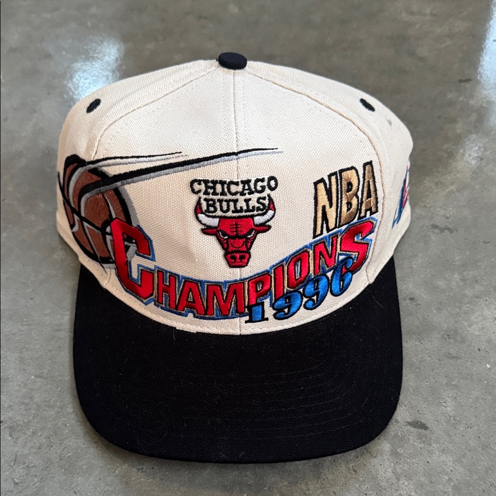 VTG LOGO ATHLETIC 1996 CHICAGO BULLS NBA CHAMPIONS SNAPBACK HAT